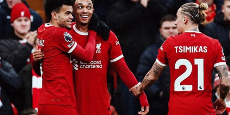 CLB Liverpool: Lịch sử giàu truyền thống của Lữ đoàn đỏ 3 Màu áo và biểu tượng riêng của đội bóng